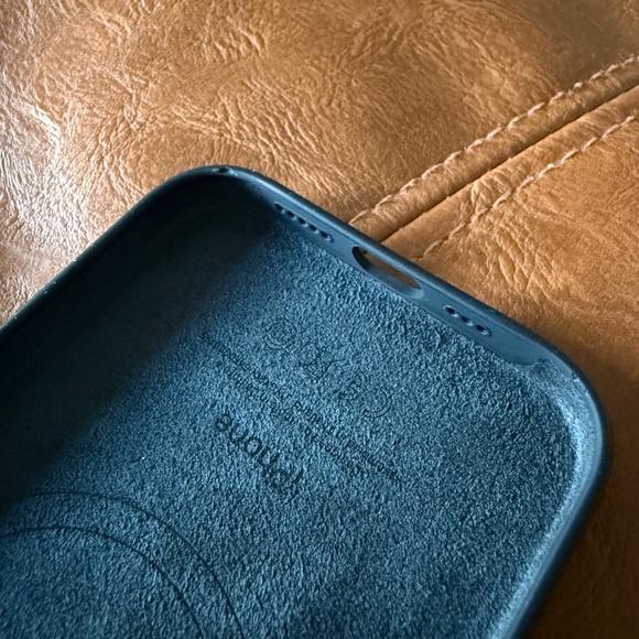 Authentic Apple Silicone Case with MagSafe for iPhone 15 Pro - Black - Picture 6 of 6